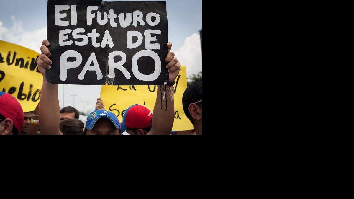 Estudiantes opositores al Gobierno y profesores universitarios protestan en junio de 2013, en Caracas ,Venezuela. EFE-ARCHIVO