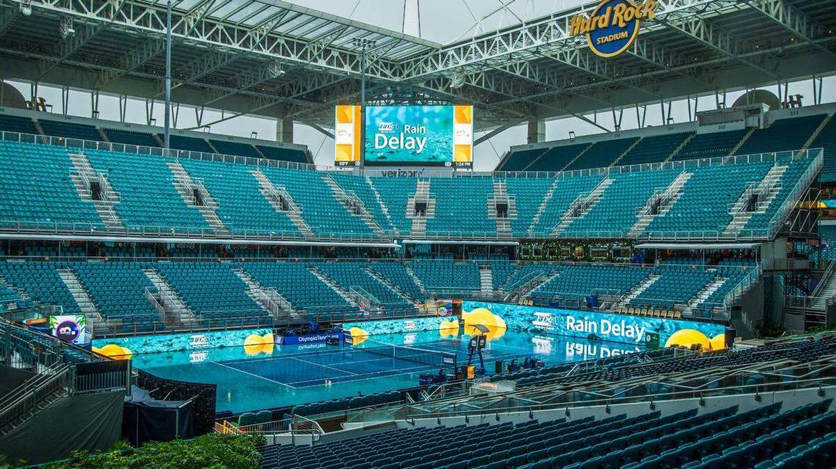 Todos los partidos del Abierto de Miami en el Hard Rock Stadium se postergaron y la jornada del viernes se canceló debido al mal tiempo el 22 de marzo de 2024.