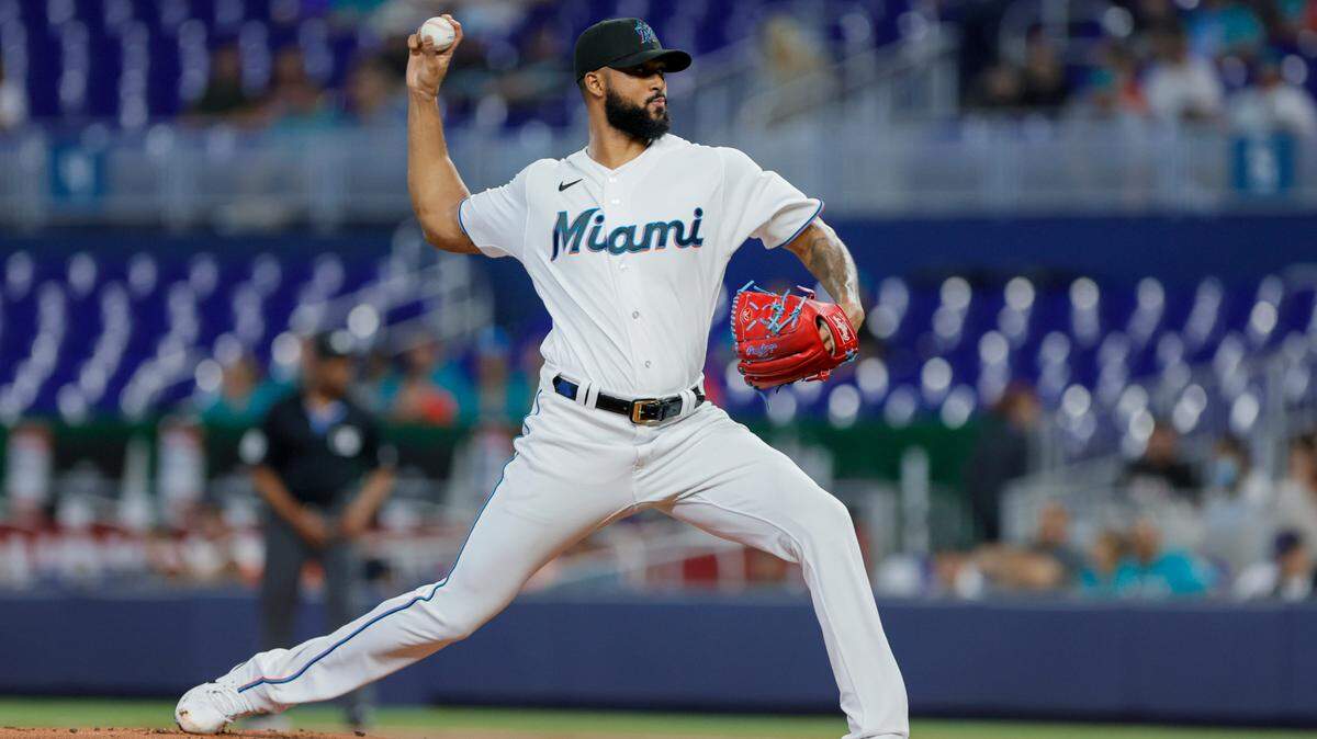 El abridor de los Marlins Sandy Alcántara lanza en el primer inning del partido ante los Atléticos de Oakland, celebrado el 4 de junio de 2023 en Miami.