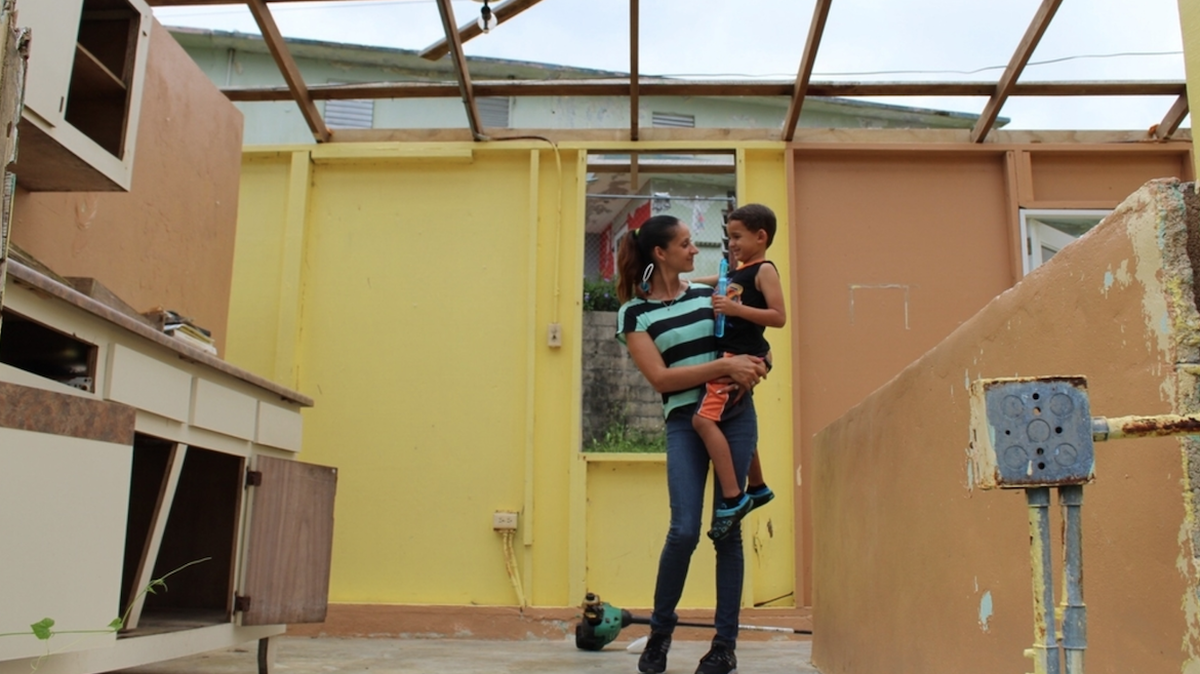 Jennifer Rodríguez y uno de sus dos hijos, residentes del barrio Quebradillas en Barranquitas.