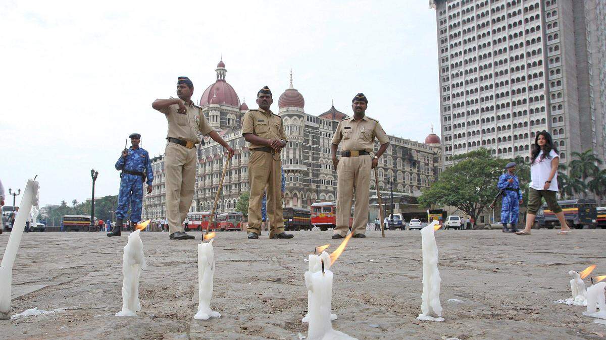 INDIA BOMBAY TERROR:UMB02.BOMBAY (INDIA).30/11/2008.-Familiares y residentes locales depositan velas en las cercanías del Hotel Taj Mahal, lugar en el que los terroristas abrieron fuego y mataron a una gran cantidad de personas en Bombay, India. Este insólito atentado contra la capital financiera de la India comenzó el pasado miércoles con un desembarco nocturno de un número indeterminado de terroristas en las proximidades del histórico hotel Taj Mahal. Armados con ametralladoras y granadas, los terroristas sembraron el pánico en la turística zona de Colaba del sur de Bombay atacando indiscriminadamente a los ocupantes de una estación de ferrocarril, varios restaurantes y los dos hoteles de lujo en los que finalmente se atrincheraron junto al centro de estudios judíos. EFE/ HARISH TYAGI