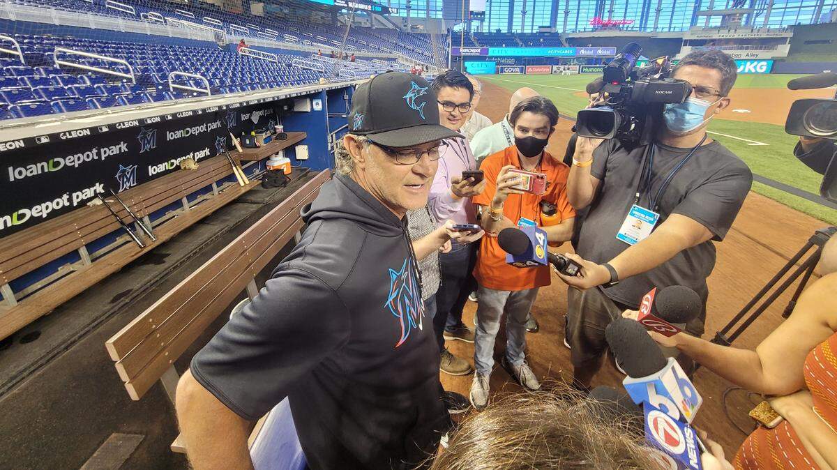 DON MATTINGLY habla con la prensa sobre los cambios de los Marlins.