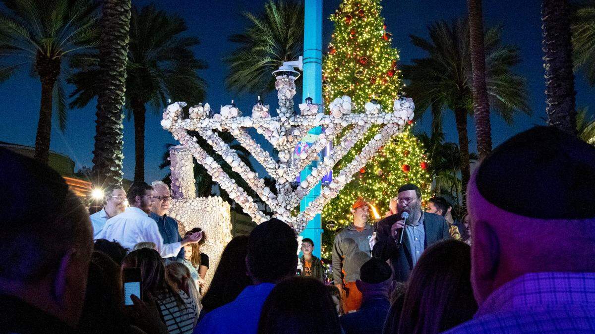 La comunidad se congregó para iluminar la singular menorá cubierta de conchas marinas del artista Roger Abramson y celebrar la primera noche de Janucá en Lincoln Road en Miami Beach, Florida, el domingo 28 de noviembre de 2021.