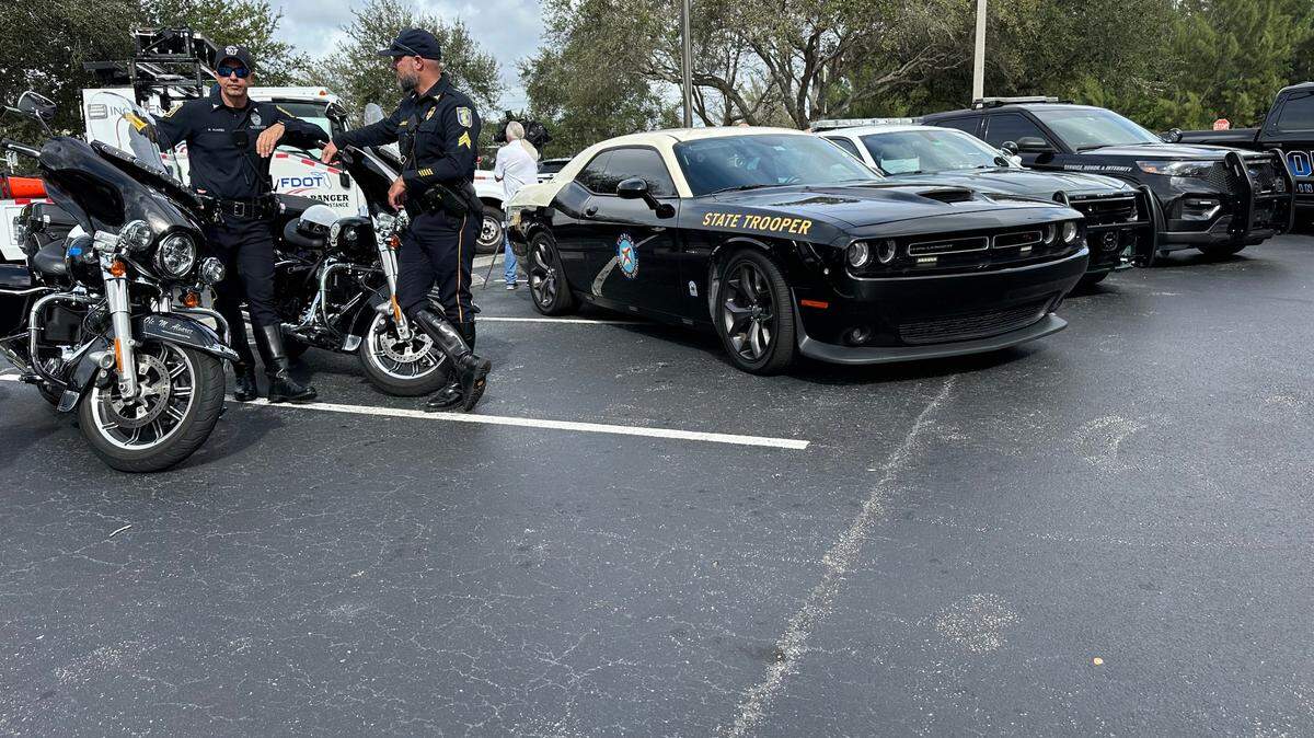 Miembros de la Patrulla de Carreteras de la Florida, el Departamento de Transporte de la Florida, Miami-Dade Fire Rescue, Road Rangers y otros primeros auxilios se reunieron fuera de la sede de Miami Troop E de FHP en West Miami-Dade el 24 de enero de 2024 para difundir el conocimiento de una nueva adición a la ley de tránsito Move Over de la Florida.