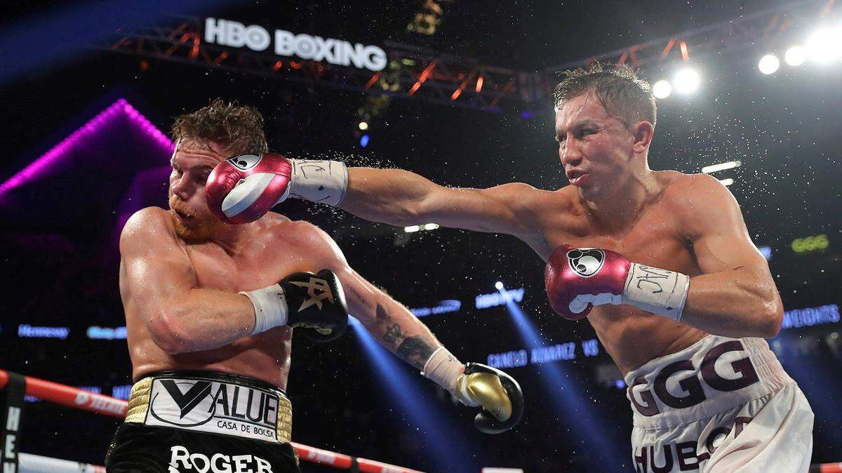 El kazajo Gennady Golovkin (der.) lanza un golpe al mexicano Saúl “Canelo’’ Álvarez durante la revancha celebrada el 15 de septiembre de 2018 en el T-Mobile Arena en Las Vegas, Nevada, y que fue transmitida por HBO.