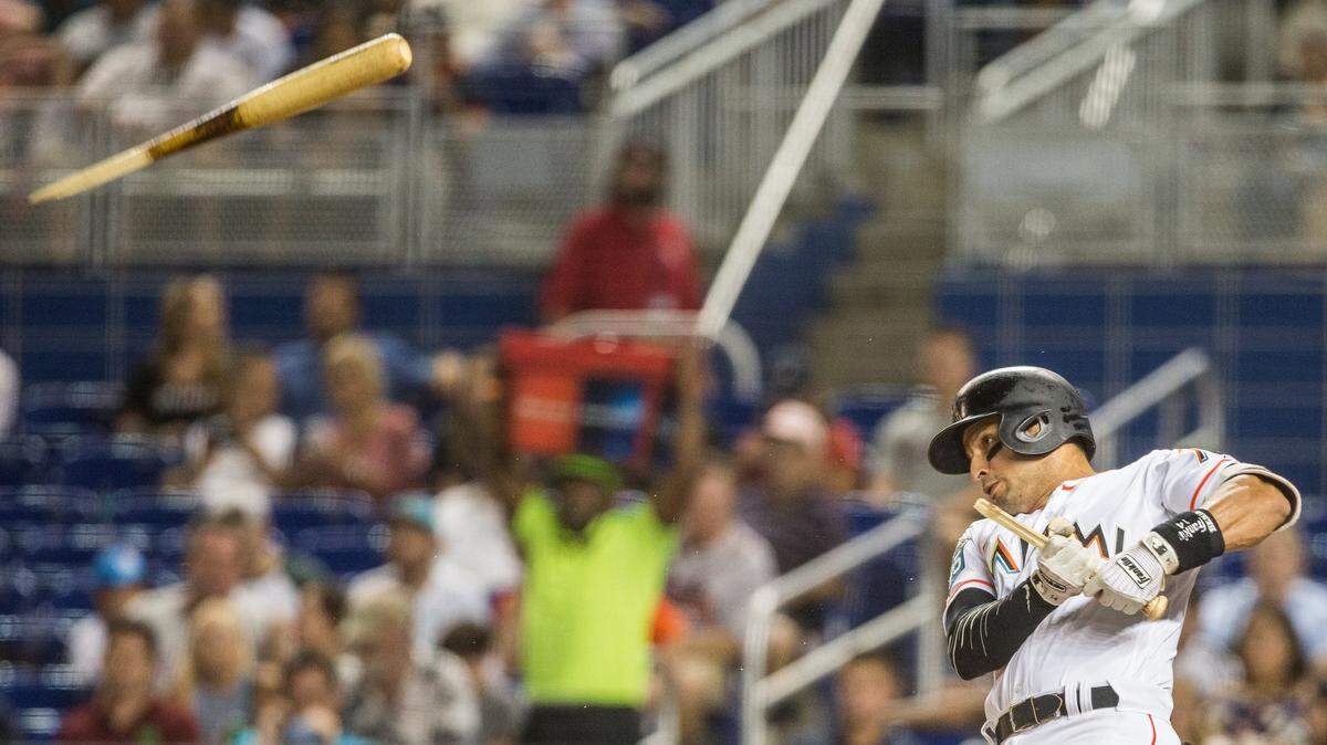 El tercera base de los Marlins Martín Prado quiebra su bate en el segundo inning del partido ante los Bravos, el 23 de julio de 2018 en Miami.