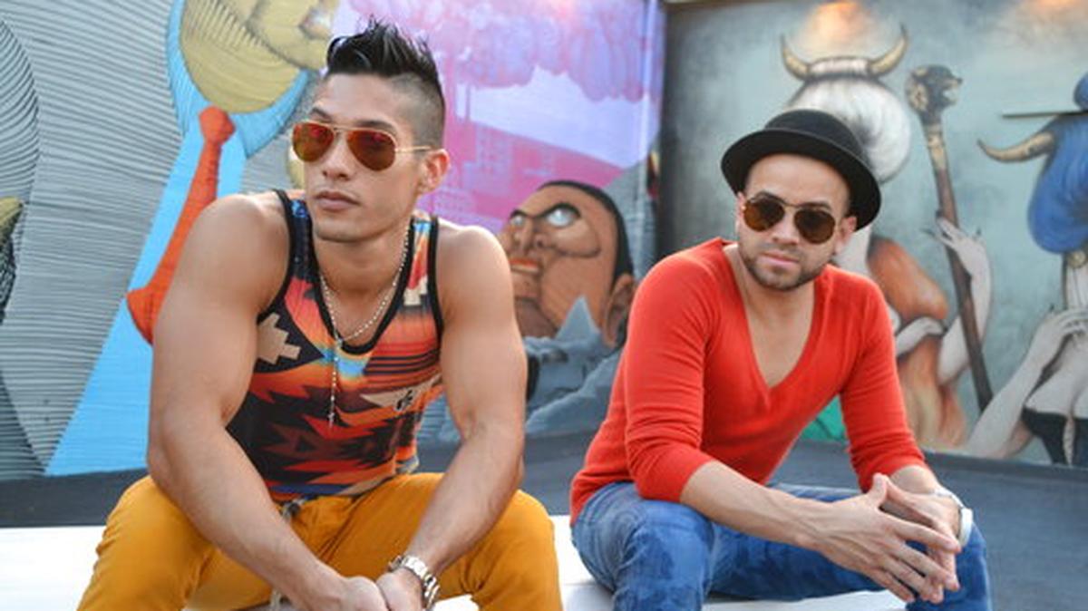 En esta foto del 3 de febrero de 2014, Chyno Miranda, a la izquierda, y Nacho Mendoza, del dúo musical Chino & Nacho, durante una entrevista en Miami. Semanas después de lanzar “Raro”, su primera canción juntos en cuatro años, Chyno y Nacho estrenaron el viernes 24 de abril de 2020 una versión acústica grabada a distancia con otros seis músicos durante la pandemia del coronavirus.