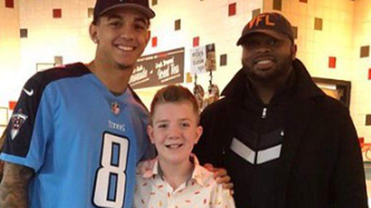 El jugador de fútbol americano del equipo de Tennessee, Jarrett Guarantano pasó un día con Keaton Jones.