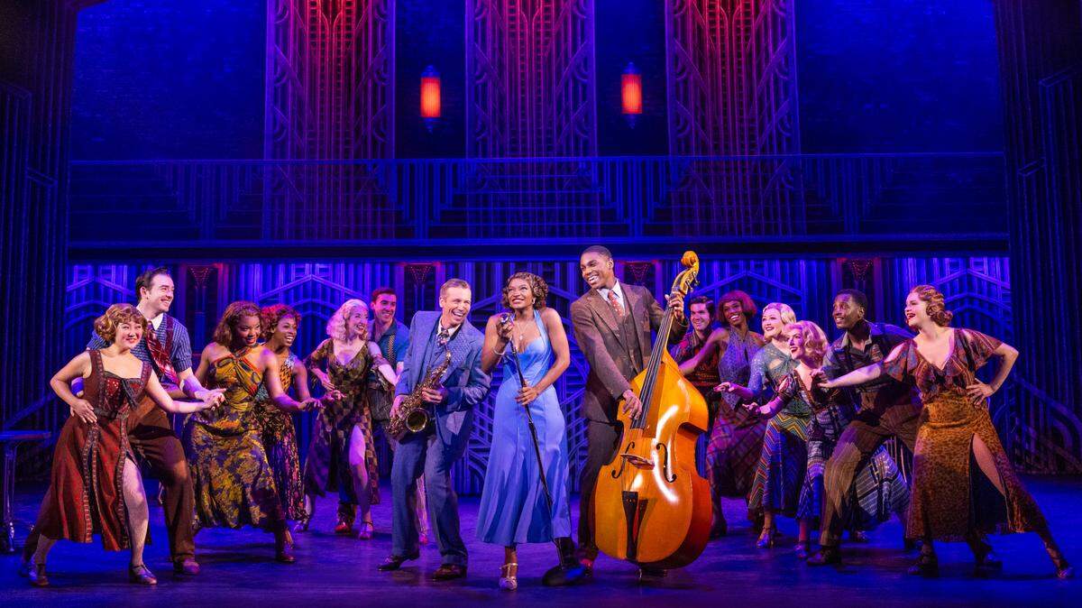 Matt Loehr (Joe), Leandra Ellis-Gaston (Sugar) y Tavis Kordell (Jerry) y los bailarines de la primera compañía de gira del musical “Some Like It Hot”, que se presentará del martes 3 al domingo 8 de diciembre en el Arsht Center de Miami.