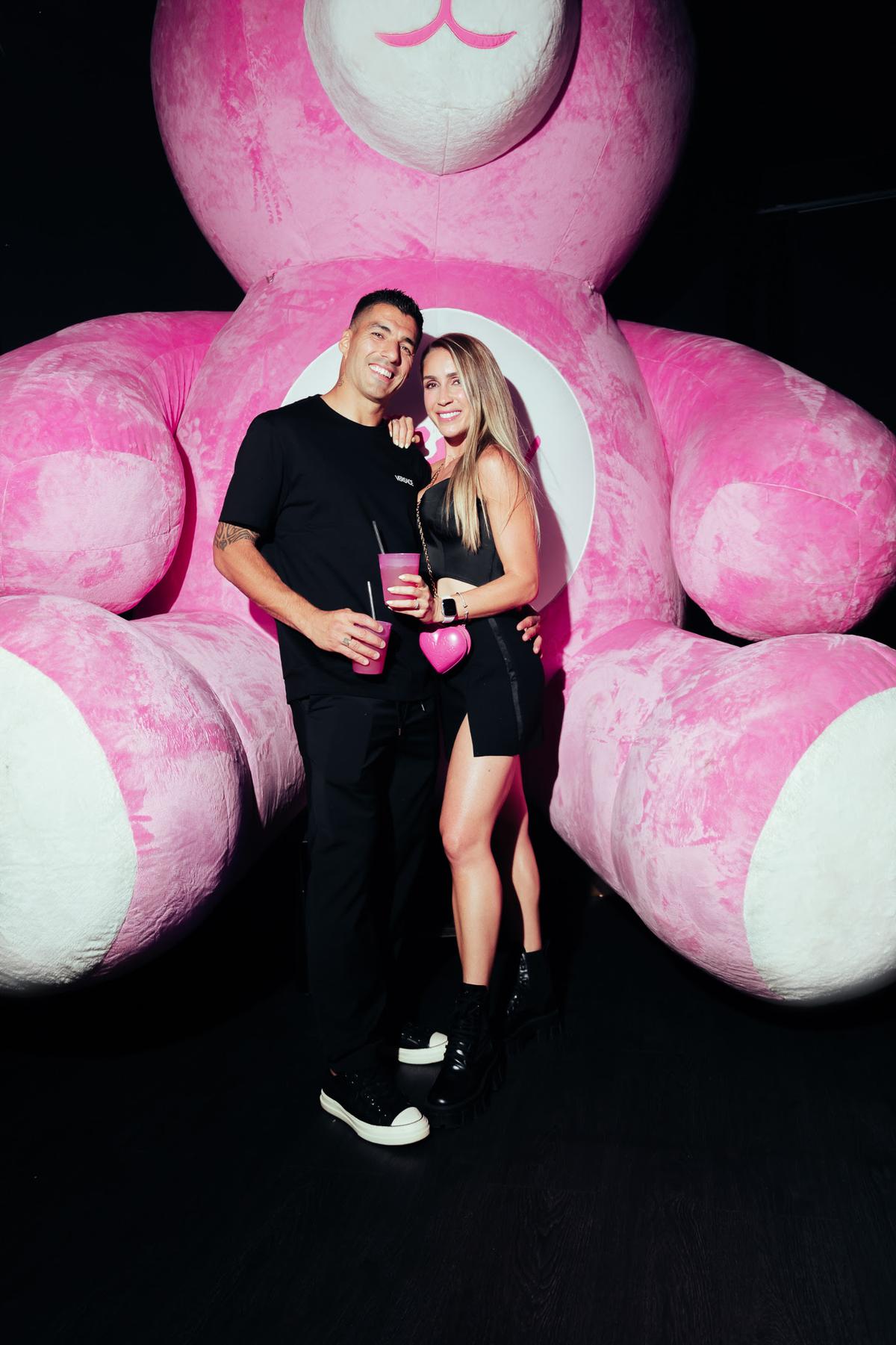 Luis Suarez del Inter Miami con su esposa Sofía Balbi en la fiesta Bresh en Miami