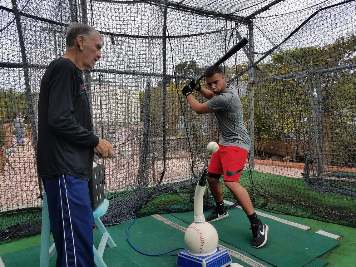 LEO POSADA durante un entrenamiento de bateo en su caja de Miami. A su lado Eduard Hernández.
