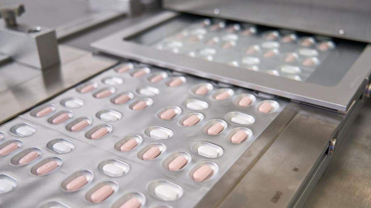 Pfizer has a new treatment, Paxlovid, for the COVID-19 virus and a deal to sell $5 billion of it to the United States government for distribution across the country. Miami-Dade County hopes to distribute it at COVID-19 testing centers to start treatment quickly for people just learning of their infections.