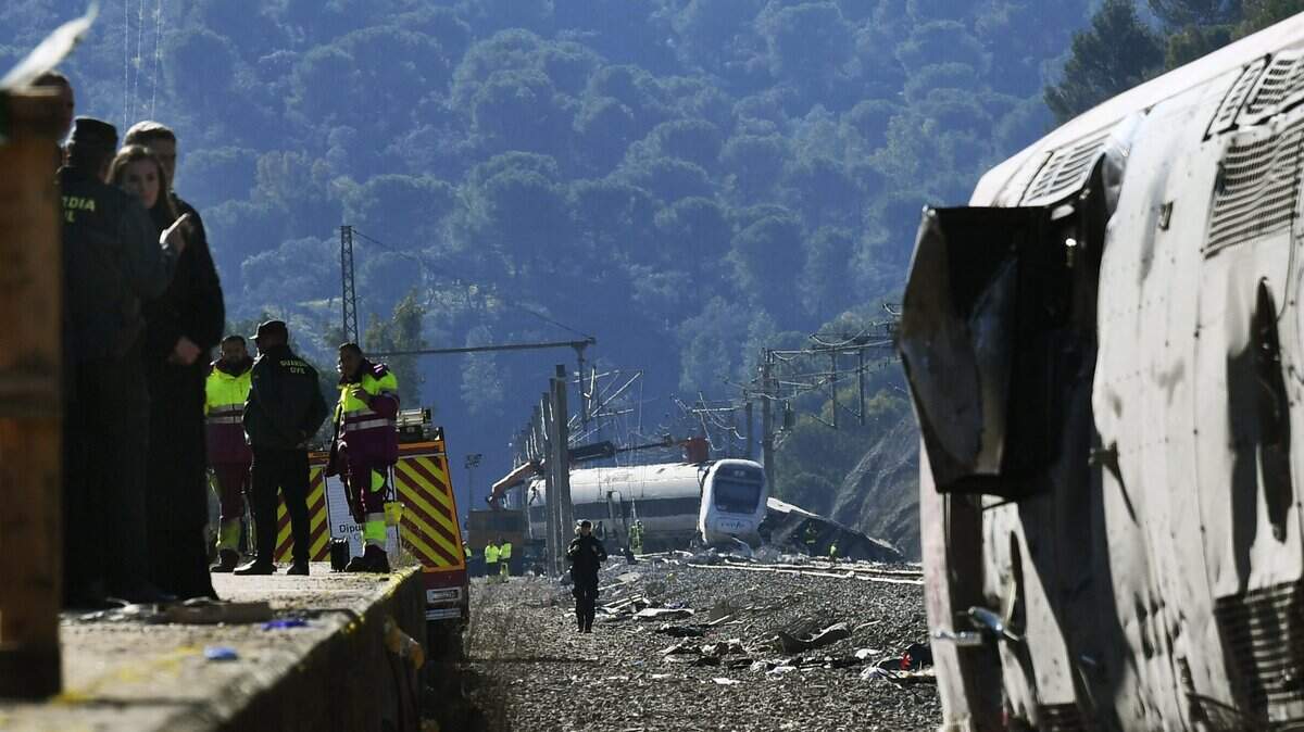 Una imagen tomada el 20 de enero de 2026 muestra un tren de alta velocidad de Iryo que descarriló y chocó con otro tren (al fondo) dos días antes, en Adamuz, en el sur de España.