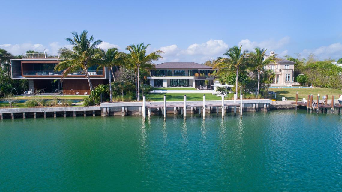 La mansión en Miami Beach de DJ Khaled tiene un muelle privado en Indian Creek.