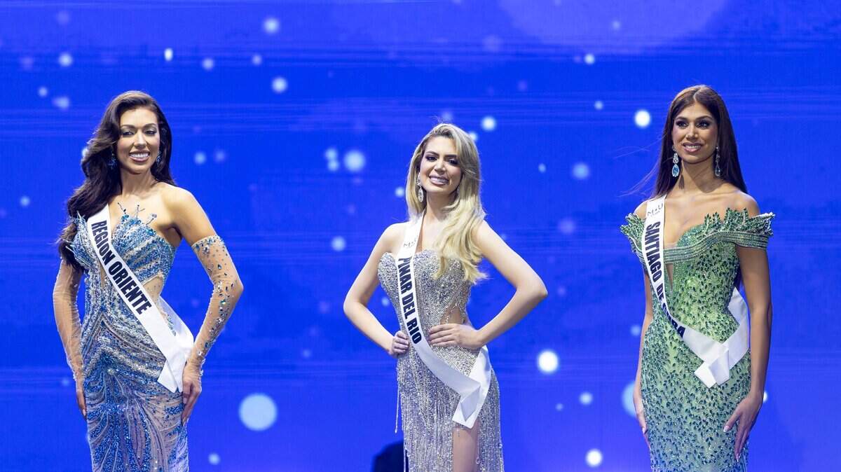 Las tres finalistas de Miss Universe Cuba: Vanessa Villareal (Region Oriental), Lisbeth Fernández, (Pinar del Río), y Lina Luaces (Santiago de Cuba) en el escenario del Milander Park en Hialeah, el 8 de julio.
