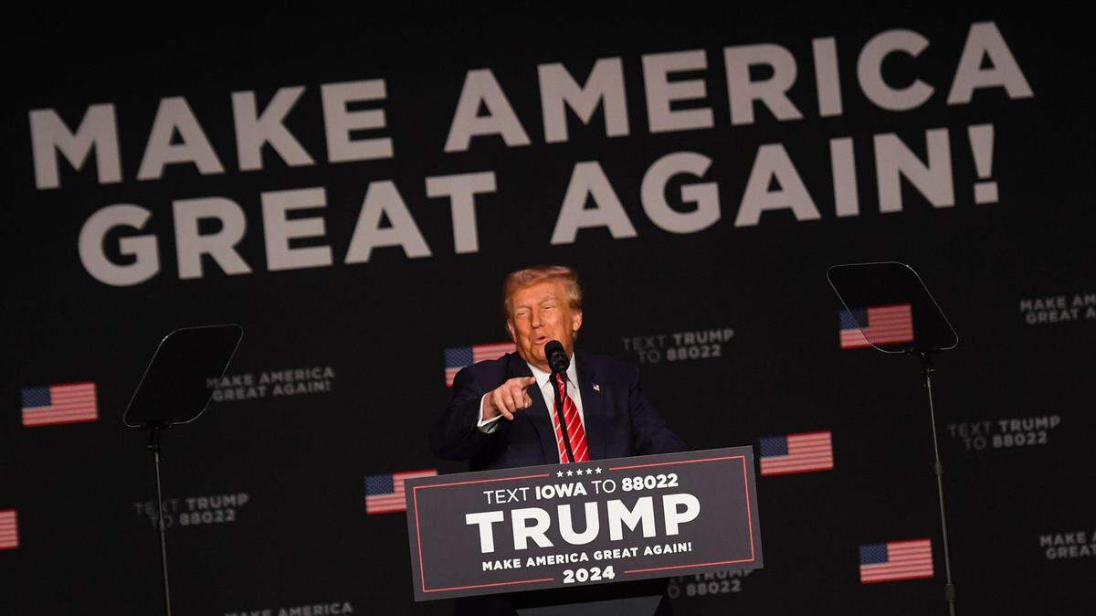 El expresidente de Estados Unidos Donald Trump habla en el Teatro Orpheum, in Sioux City, Iowa, el 29 de octubre de 2023.