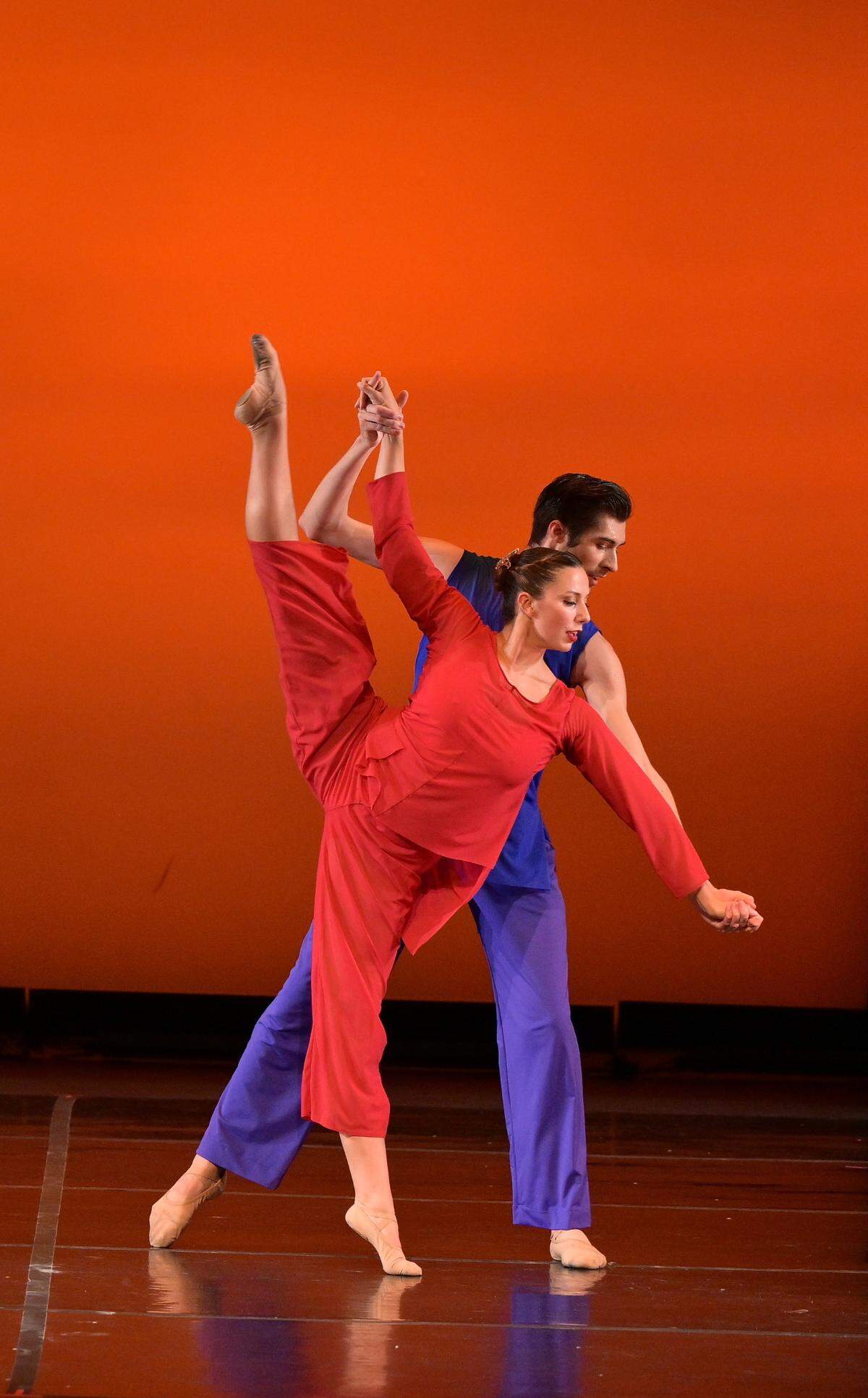Julia Faris y Austin Duclos de Dance NOW! Miami en “Clara” de Hannah Baumgarten y Diego Salterini.