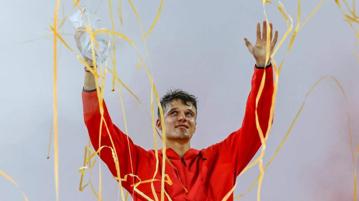 El checo Jakub Mensik venció este domingo a Novak Djokovic en la final del Miami Open y arruinó el intento del astro serbio de conquistar el título 100 de su legendaria carrera.