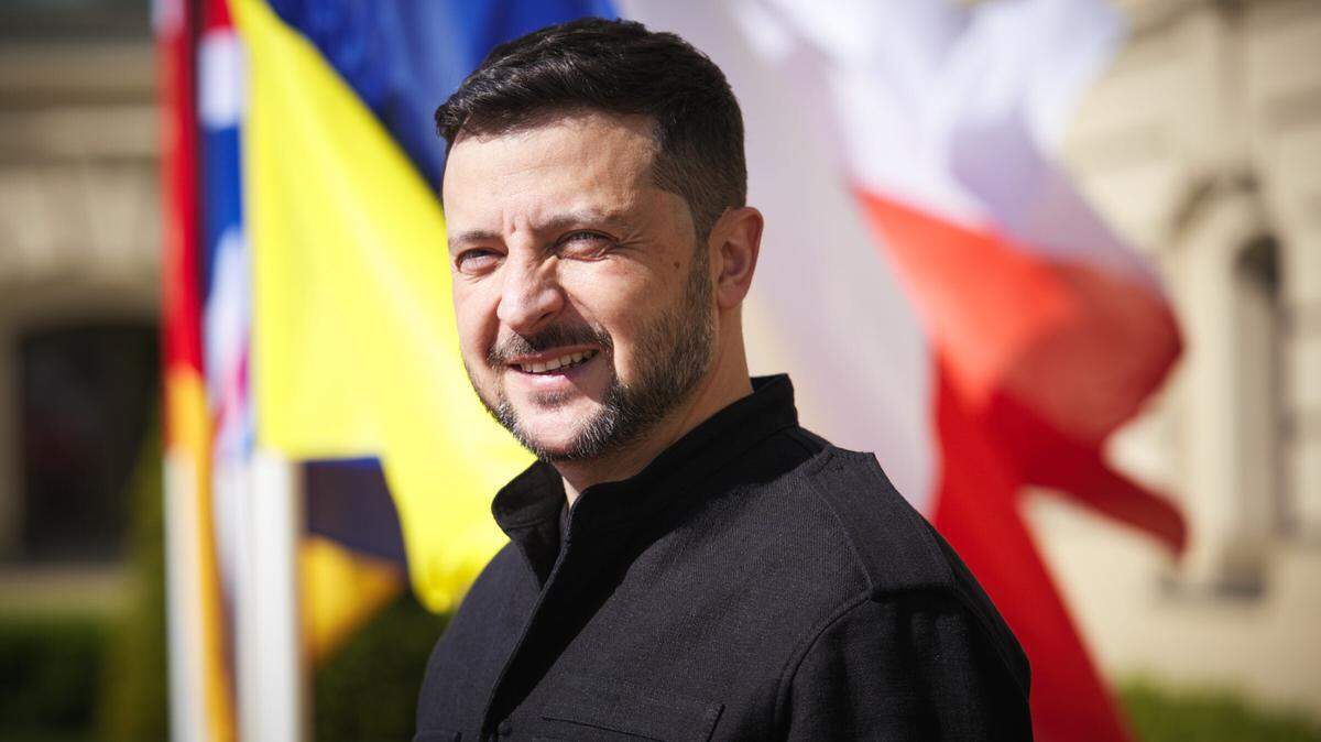 El presidente Volodimir Zelenski recibe a Keir Starmer, Emmanuel Macron, Friedrich Merz y Donald Tusk el 10 de mayo de 2025, en Kiev, en Maidan (Plaza de la Independencia), para conmemorar a las víctimas de la guerra de agresión rusa.