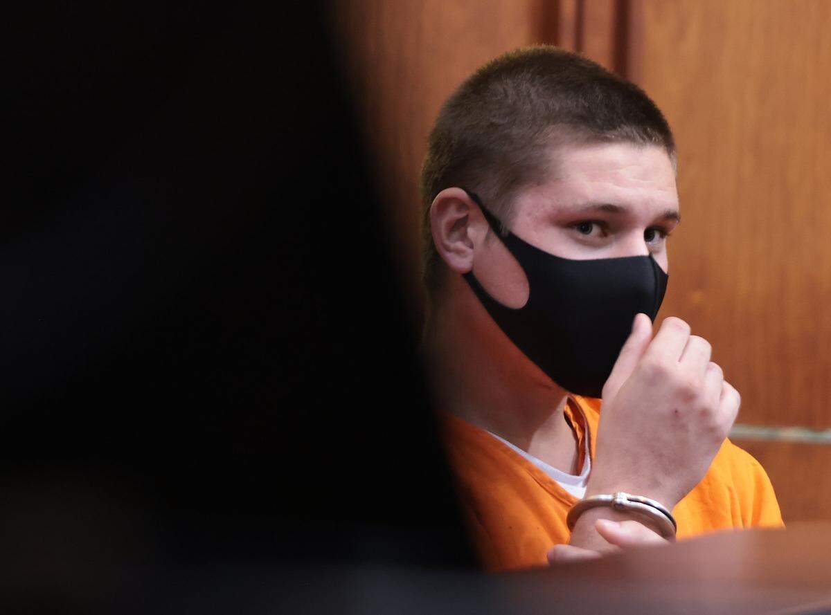 Javier López, el hombre de Hialeah acusado de golpear a un partidio republicano el 23 de octubre, comparece en la Sala 4-5 ante el juez Zachary N. James en el Edificio de Justicia Richard E. Gerstein en Miami, Florida, el lunes 7 de noviembre de 2022.