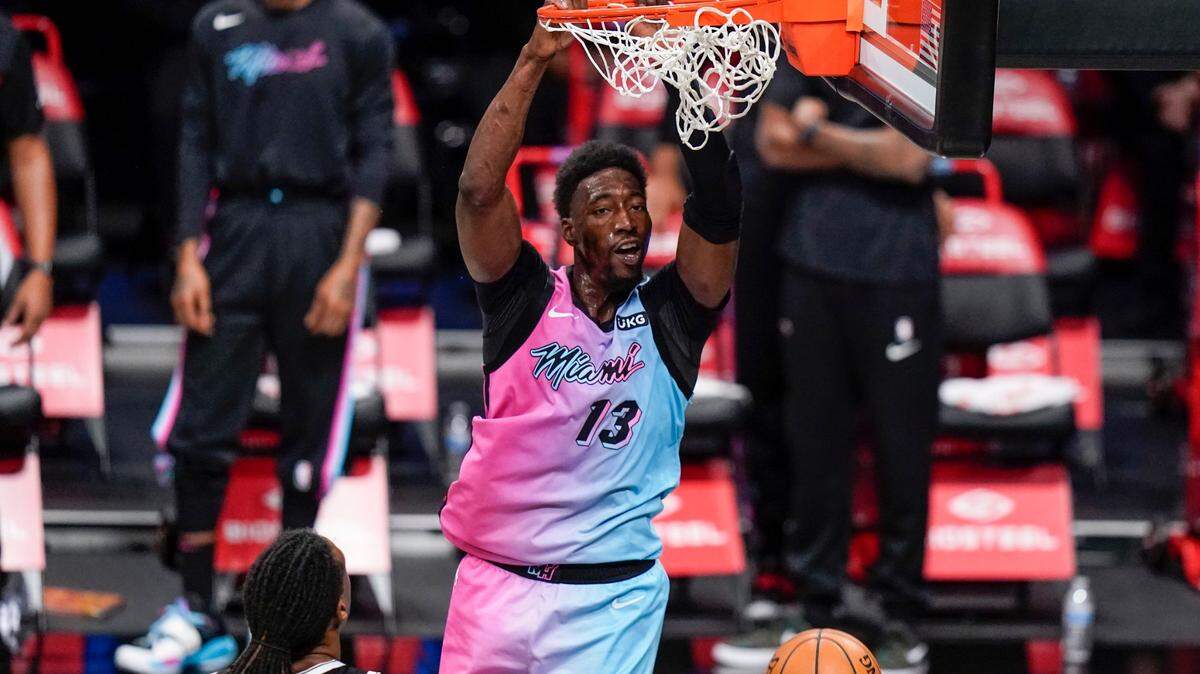 Bam Adebayo de Miami Heat (13) mates frente a DeAndre Jordan (6) de los Brooklyn Nets durante la primera mitad de un juego de baloncesto de la NBA el sábado 23 de enero de 2021 en Nueva York.