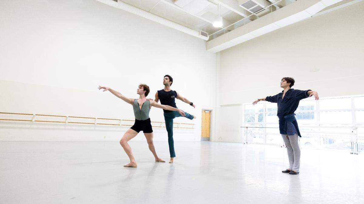 Jordan Martínez, Alexander Kaden y Durante Verzola ensayando “Sentimiento”, estreno mundial el próximo 14 de abril en el Arsht Center. Coreografía de Durante Verzola. 