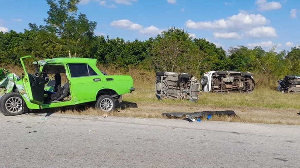 Tres personas fallecieron y otras diez sufrieron heridas a causa de un accidente de tráfico ocurrido este miércoles en la Autopista Nacional de Cuba en las cercanías de la localidad de Cabaiguán, en la provincia de Sancti Spíritus.