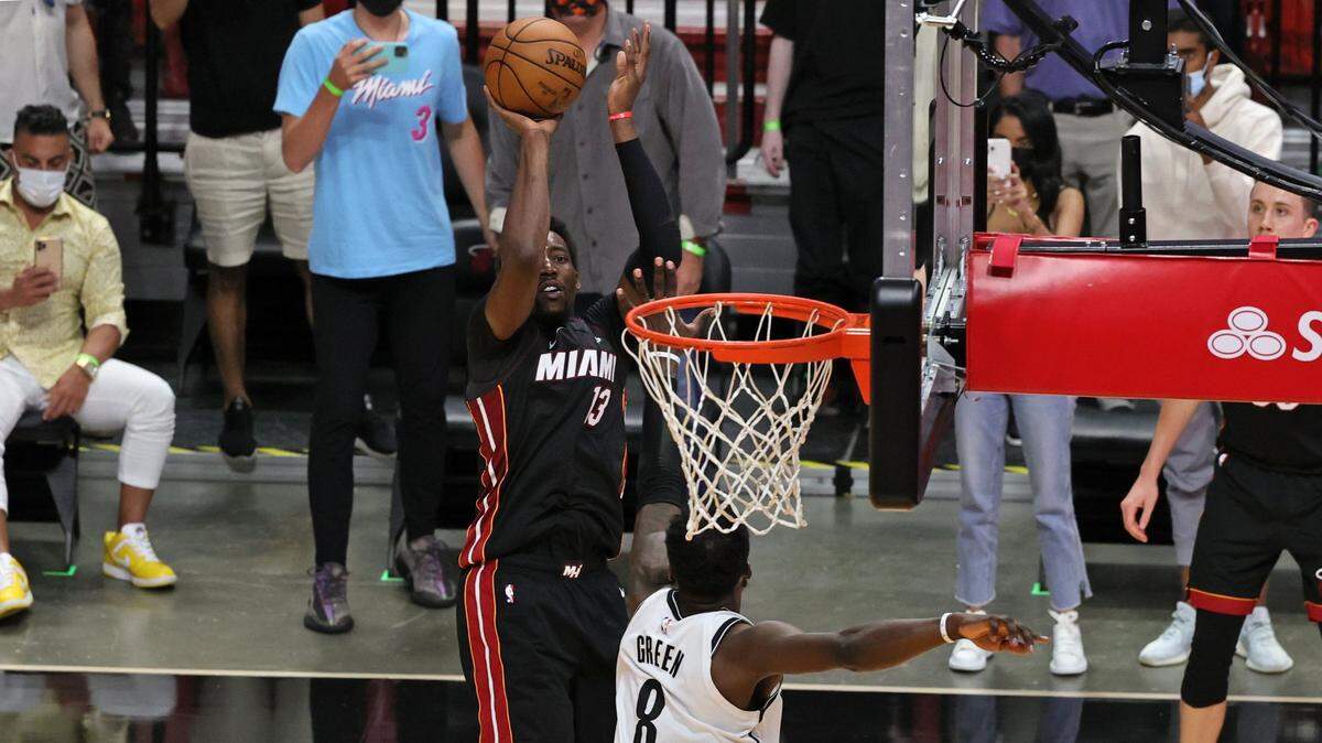 El jugador del Heat Bam Adebayo lanza el tiro que le dio el triunfo a su equipo ante los Nets de Brooklyn, el 18 de abril de 2021 en el AmericanAirlines Arena en Miami.
