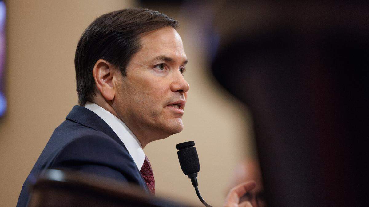 Marco Rubio, Secretario de Estado de EE. UU., pronuncia un discurso durante una audiencia del Comité de Asuntos Exteriores de la Cámara de Representantes en Washington D. C., el martes 20 de mayo de 2025. El secretario de Estado, Marco Rubio, de ascendencia cubana, calificó esas misiones de “práctica atroz” y apuntó que en muchos casos operan como “trabajo forzado”, dado que no se paga a los médicos, sino al Gobierno cubano, y se les quita los pasaportes.