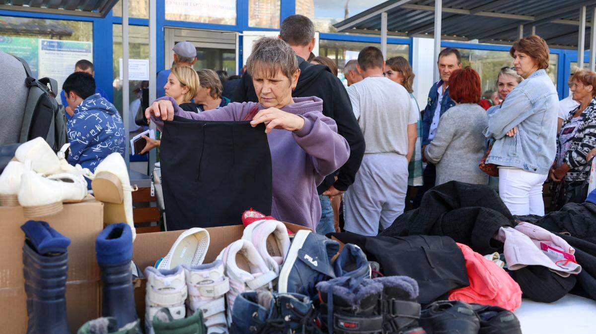 Decenas de personas evacuadas debido a la incursión de tropas ucranianas en la región rusa de Kursk reciben ropa y otra ayuda, el lunes 12 de agosto de 2024.