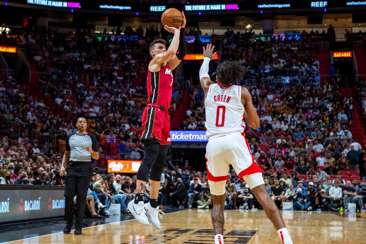 El escolta del Heat Tyler Herro tira al aro ante la marca de Jalen Green, de los Rockets de Houston, en el partido celebrado el 7 de marzo de 2022 en Miami.
