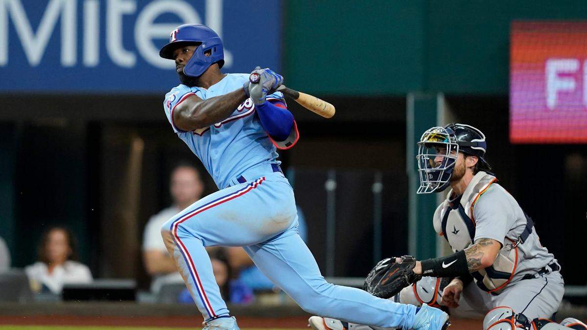 El jardinero de los Rangers Adolis García batea en el cuarto inning del partido ante los Tigres de Detroit, celebrado el 28 de agosto de 2022 en Texas.