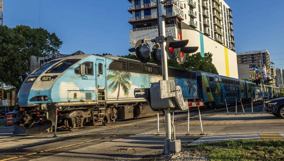 Un tren de Tri-Rail se dirige hacia el sur en Miami en septiembre de 2025.