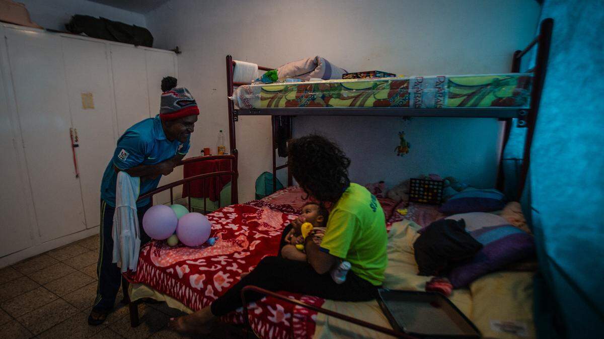 Migrantes venezolanos permanecen en refugios de ayuda humanitaria en Pichincha, Ecuador, el 2 de junio de 2020.
