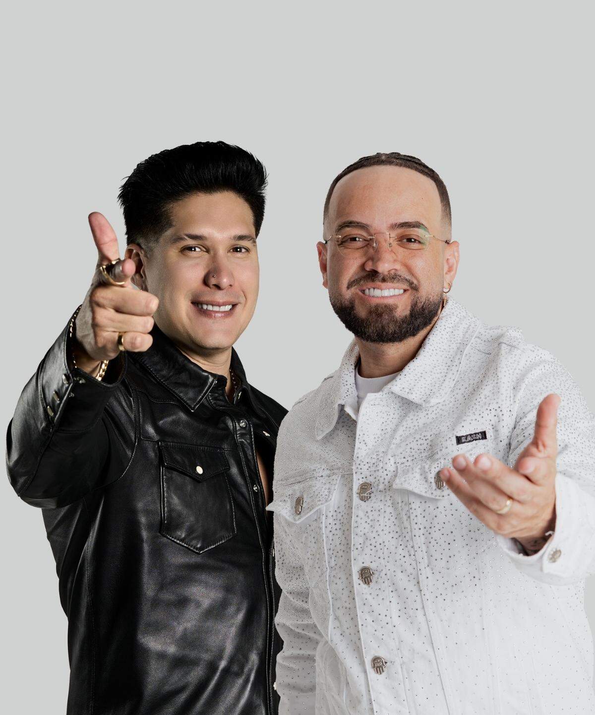 Como Chyno y Nacho, buena parte de los participantes en el disco están radicados en el extranjero. Incluyendo al locutor Luis Chataing, cuya voz suena en fragmentos del disco.