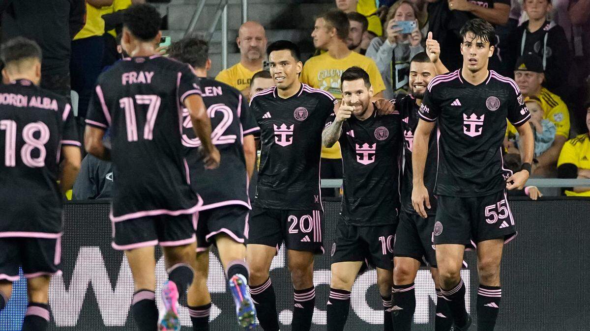 Lionel Messi (#10) celebra con sus compañeros de equipo tras marcar un gol ante Columbus Crew, en el partido celebrado el 2 de octubre de 2024 en Columbus, Ohio.