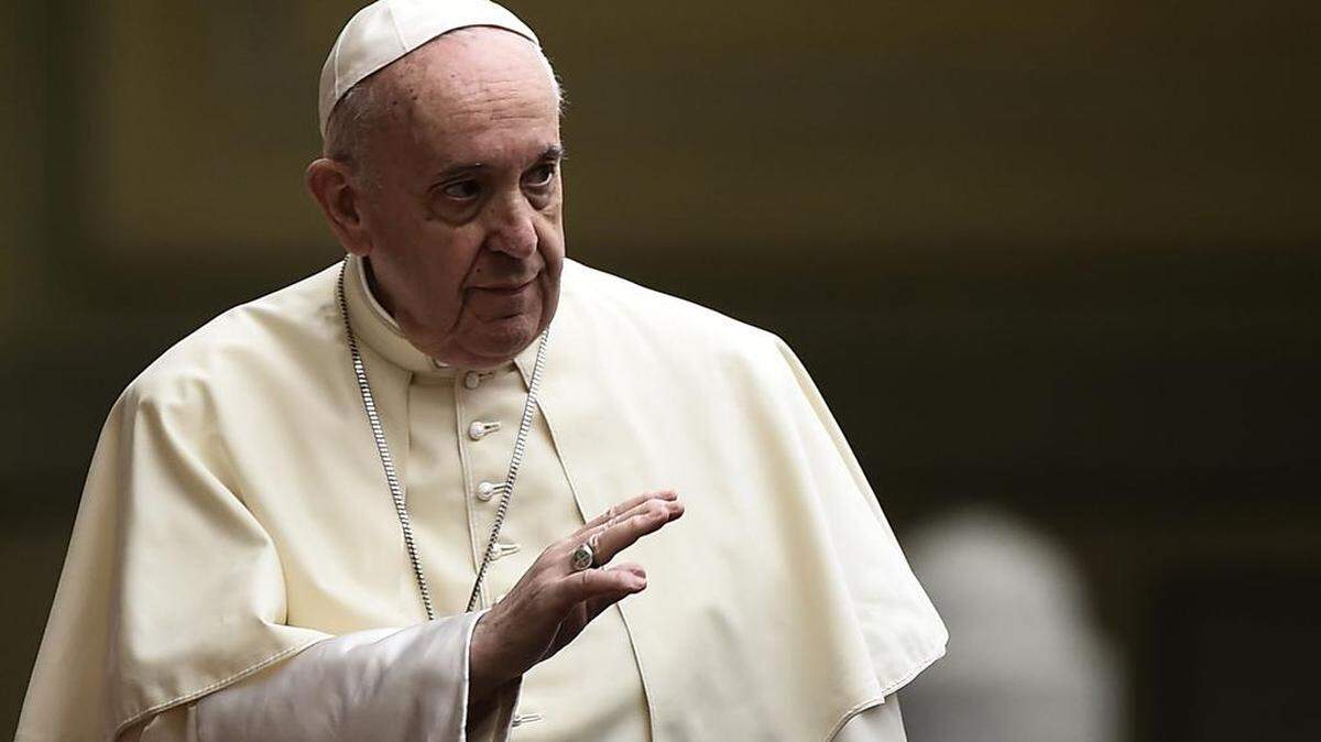 El Papa Francisco saluda al llegar el 25 de septiembre de 2020 al patio de San Dammaso en el Vaticano para una audiencia privada con el presidente de Polonia.