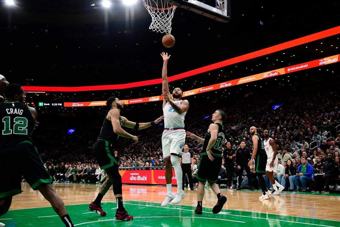 El jugador del Heat de Miami Kyle Anderson tira al aro ante la marca de Jayson Tatum (0) y Payton Pritchard (11), de los Celtics, en el partido celebrado el 2 de abril de 2025 en Boston.