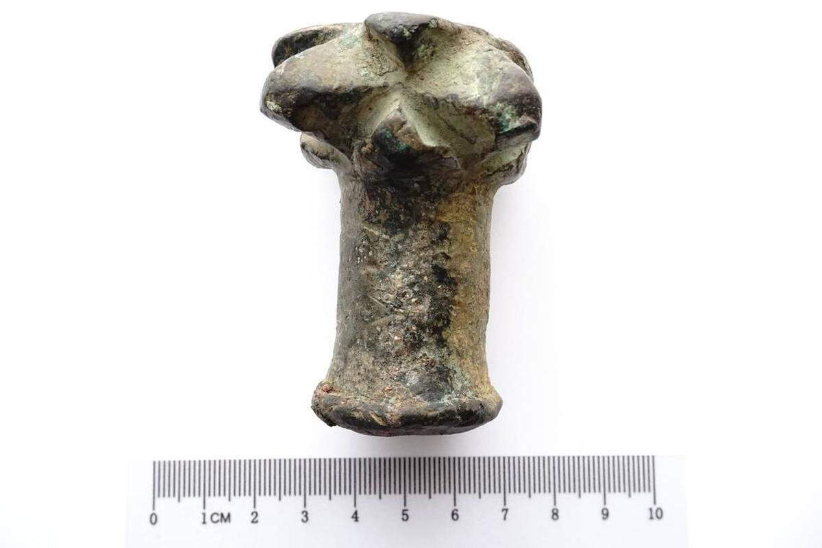 Otro lado de la maza de 600 años que encontró Witold Bołtuć.