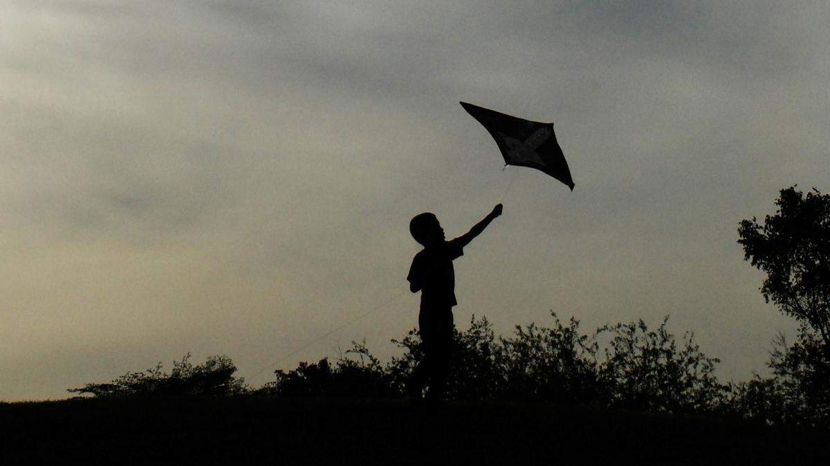 “El vuelo de la cometa” es una invitación a alzar vuelo por encima de las adversidades, a desafiar los límites de lo posible y a descubrir el potencial que reside en cada uno de nosotros.