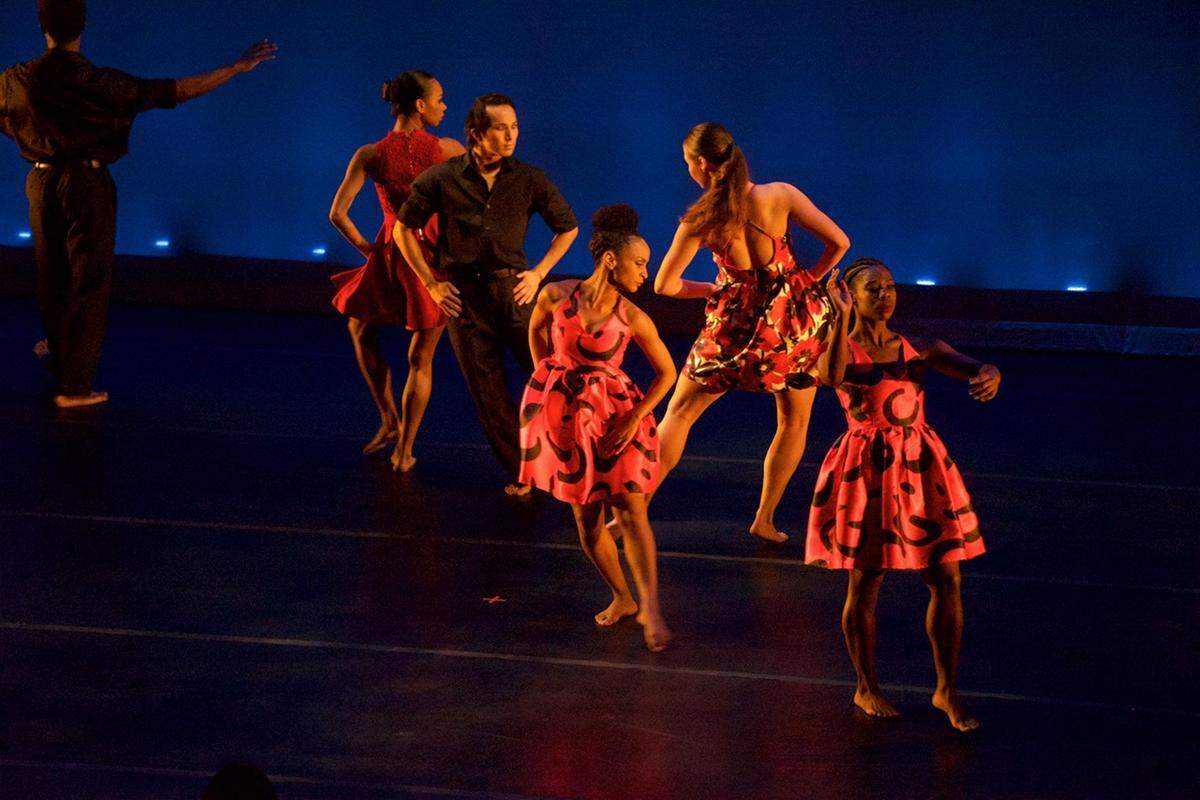 Los bailarines de Peter London Global Dance Company en “Steppe Tango”, coreografía de Armando González.