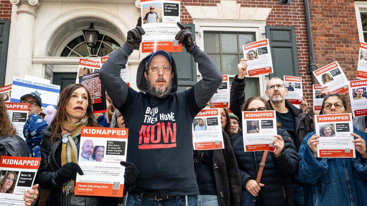 Personas con carteles en una manifestación por la libertad de los rehenes retenidos por Hamás en Gaza. La manifestación tuvo lugar frente a la casa del Secretario General de las Naciones Unidas, Antonio Guterres, en Sutton Place, en la ciudad de Nueva York. (Foto de Michael Brochstein/Sipa USA)