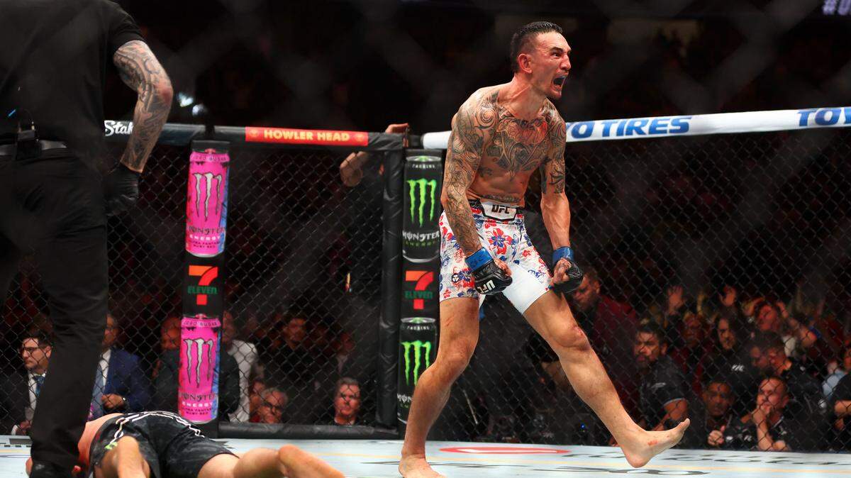 Max Holloway celebra tras noquear a Justin Gaethje y ganar el cinturón de “BMF’’ (el hombre más malo de la tierra), en la pelea de la cartelera UFC 300, efectuada el 13 de abril de 2024 en Las Vegas.