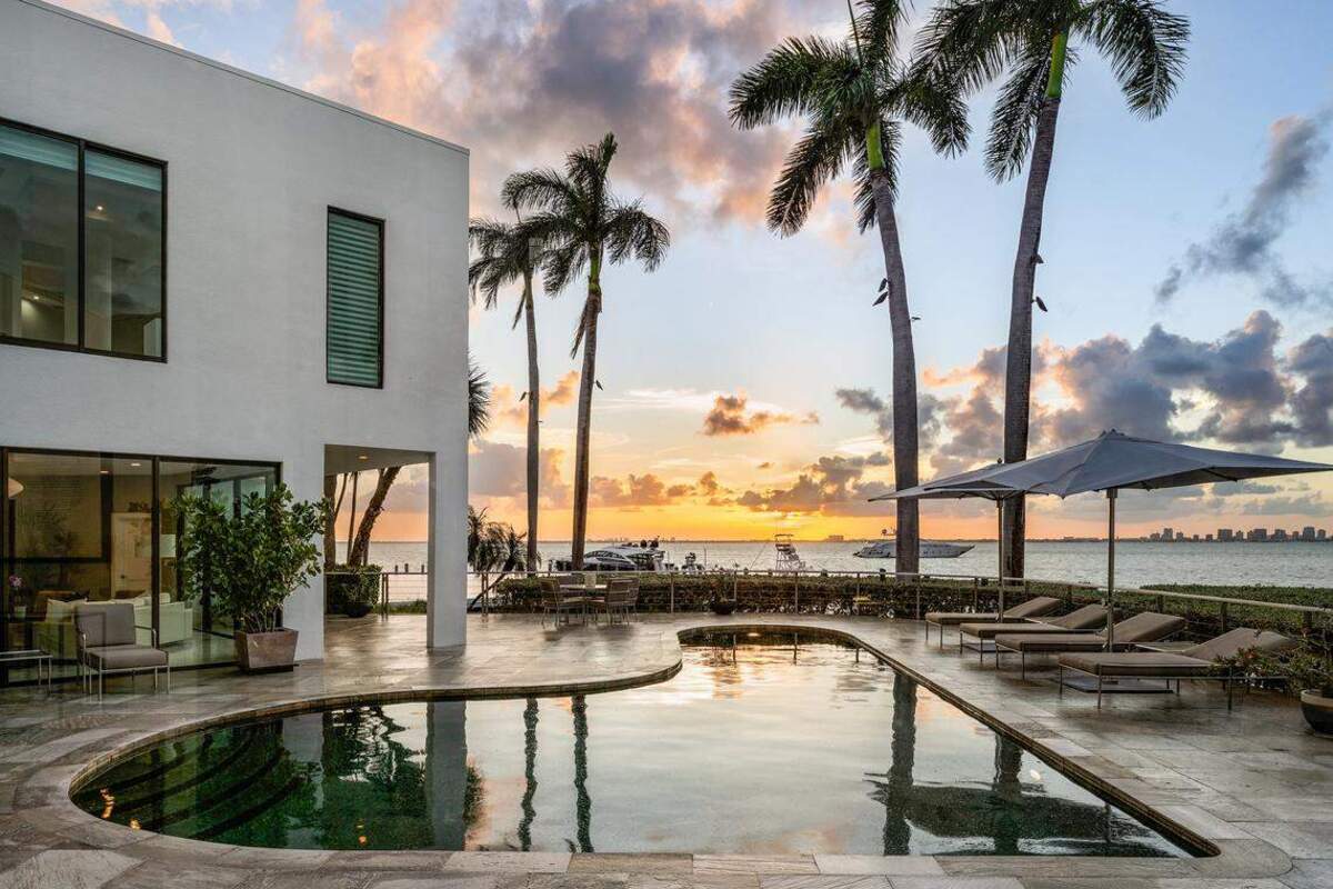 La casa de cinco habitaciones en Key Biscayne cuenta con una piscina con forma de “piano”. Jill Eber / Judy Zeder / 1 Oak Studios.