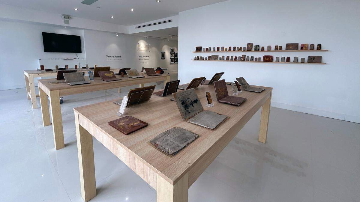 Sandra Ramos retoma y recontextualiza el tema de las escrituras sumerias en “Impossible Dialogue- Sumerian Disputations”, su exhibición personal en Pan American Art Projects, en su nuevo local del Design District.