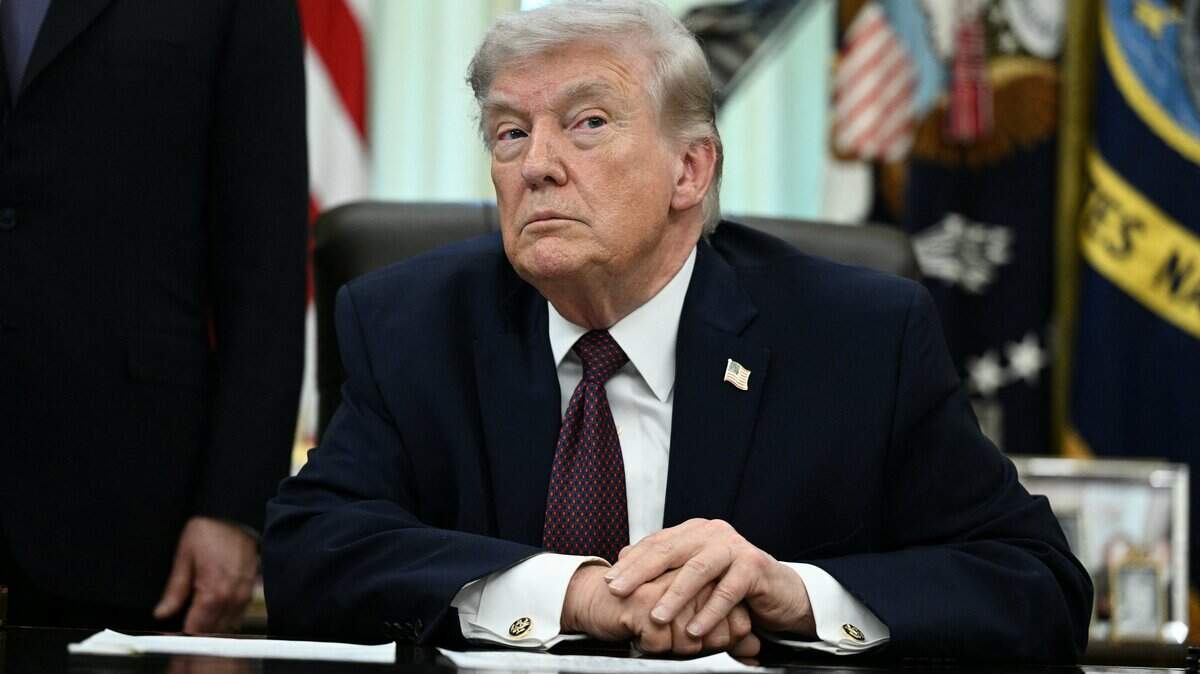 El presidente de Estados Unidos, Donald Trump, responde a una pregunta de un periodista tras firmar una orden ejecutiva en el Despacho Oval de la Casa Blanca en Washington, DC, el martes 31 de marzo de 2026.