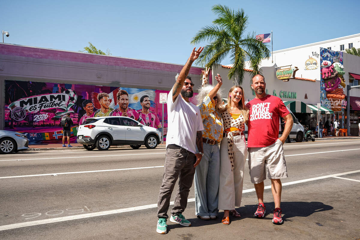 Los artistas Disem305, Jul Jankowski, Ivonne Schmalbach y Sinerdme (de izq. a der.) posan el miércoles en la Calle Ocho delante de su mural “Miami es Fútbol”.
