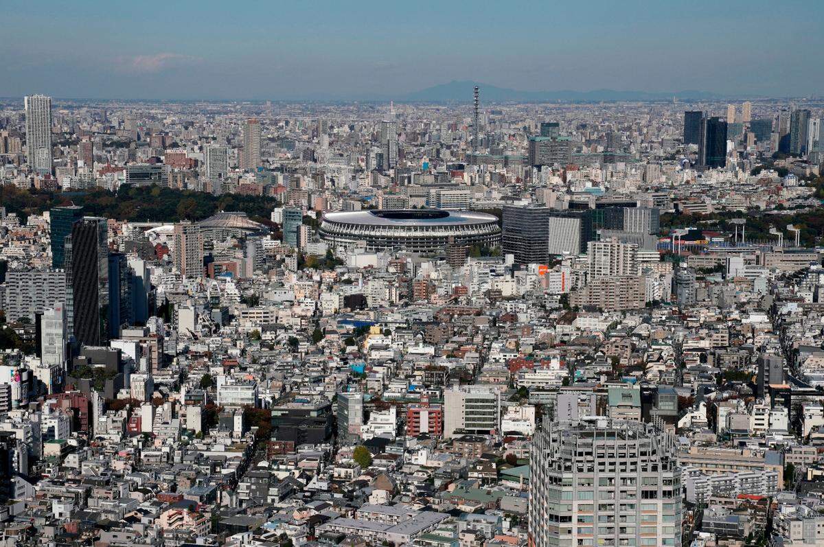 Vista aérea de Tokio, con el estadio Olímpico al fondo.
