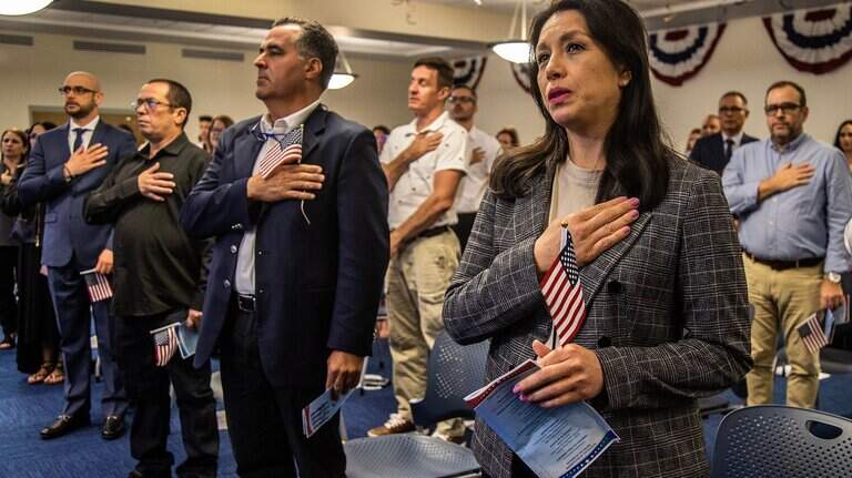 Una carta que pruebe tu lealtad a EEUU: esto es lo que USCIS aceptará ahora para la naturalización