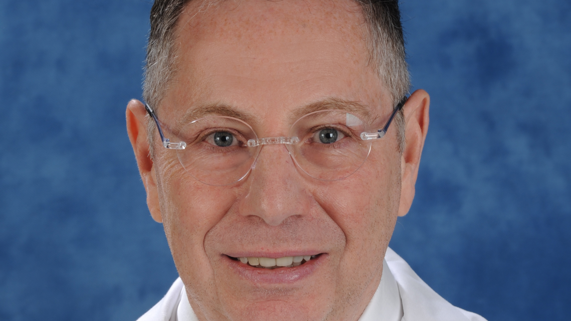 Un personal médico que se esfuerza al máximo